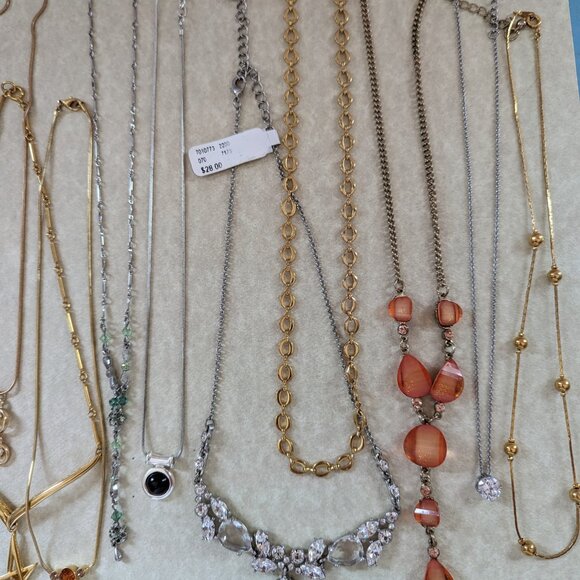 Lot of 12 Fashion Necklaces New to Like New Dainty/Small/Medium Mix - Picture 6 of 8